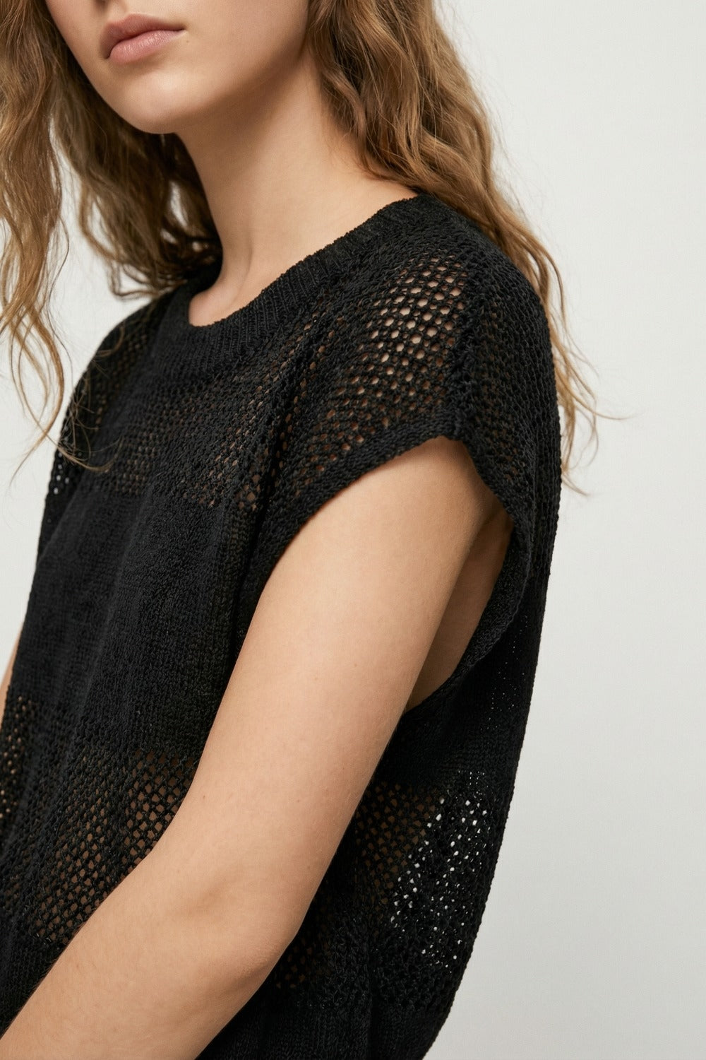 Pull noir en maille ouverte à manches courtes et coupe décontractée