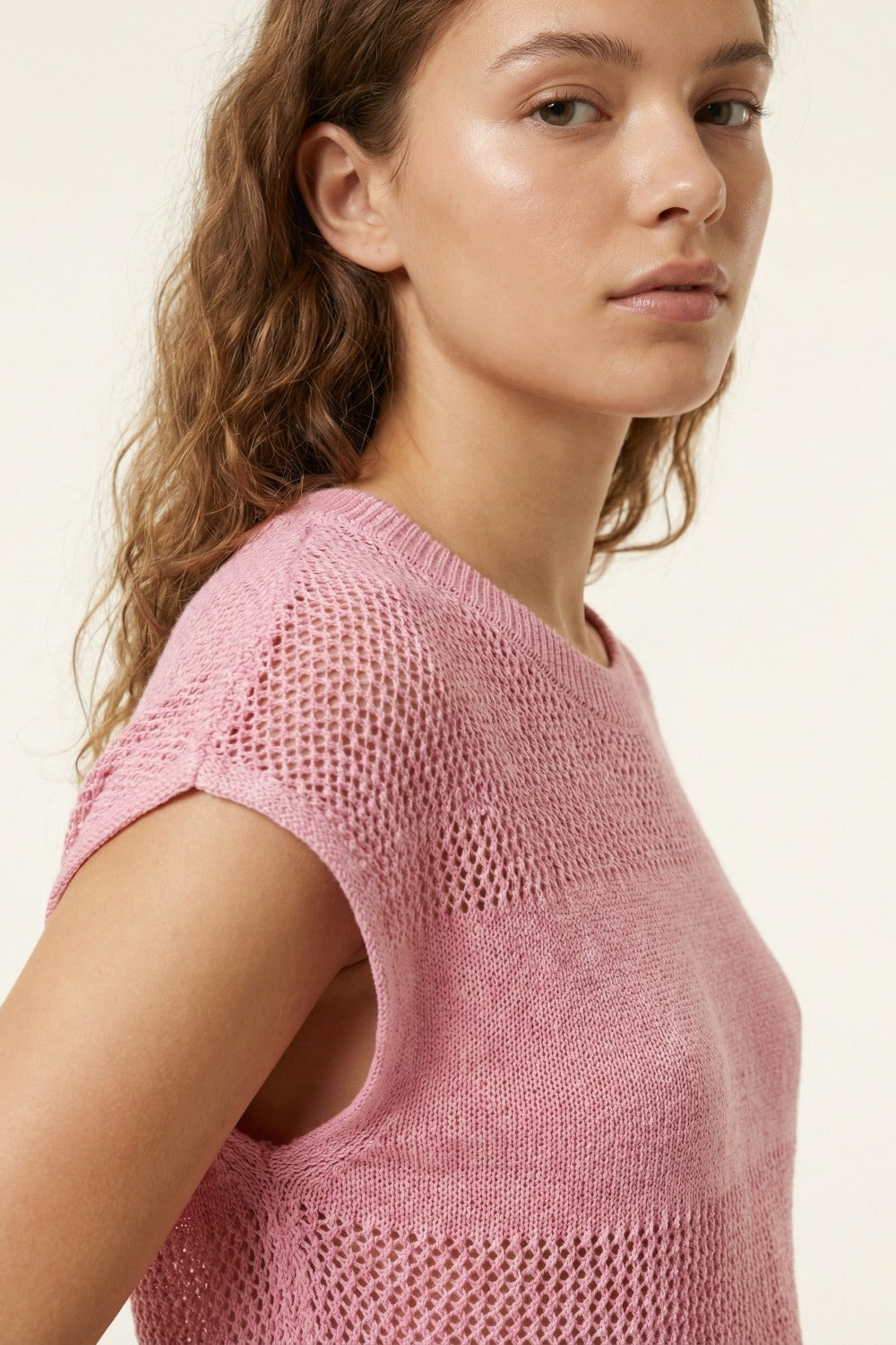 Débardeur en crochet rose à maille ajourée