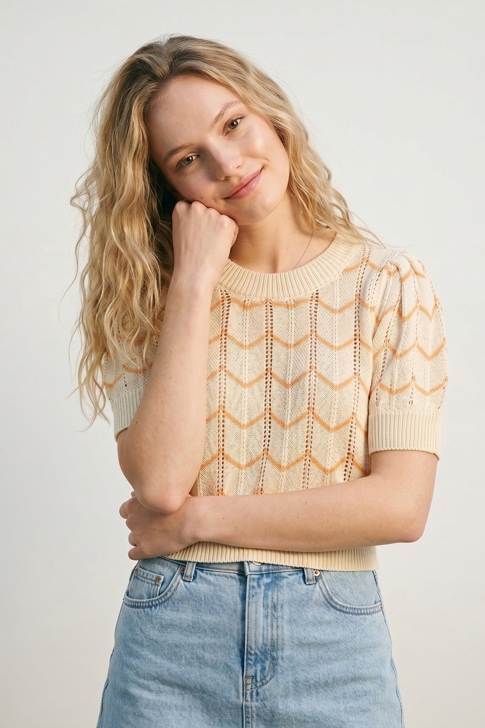 Pull court en tricot fin imprimé chevrons jaune clair