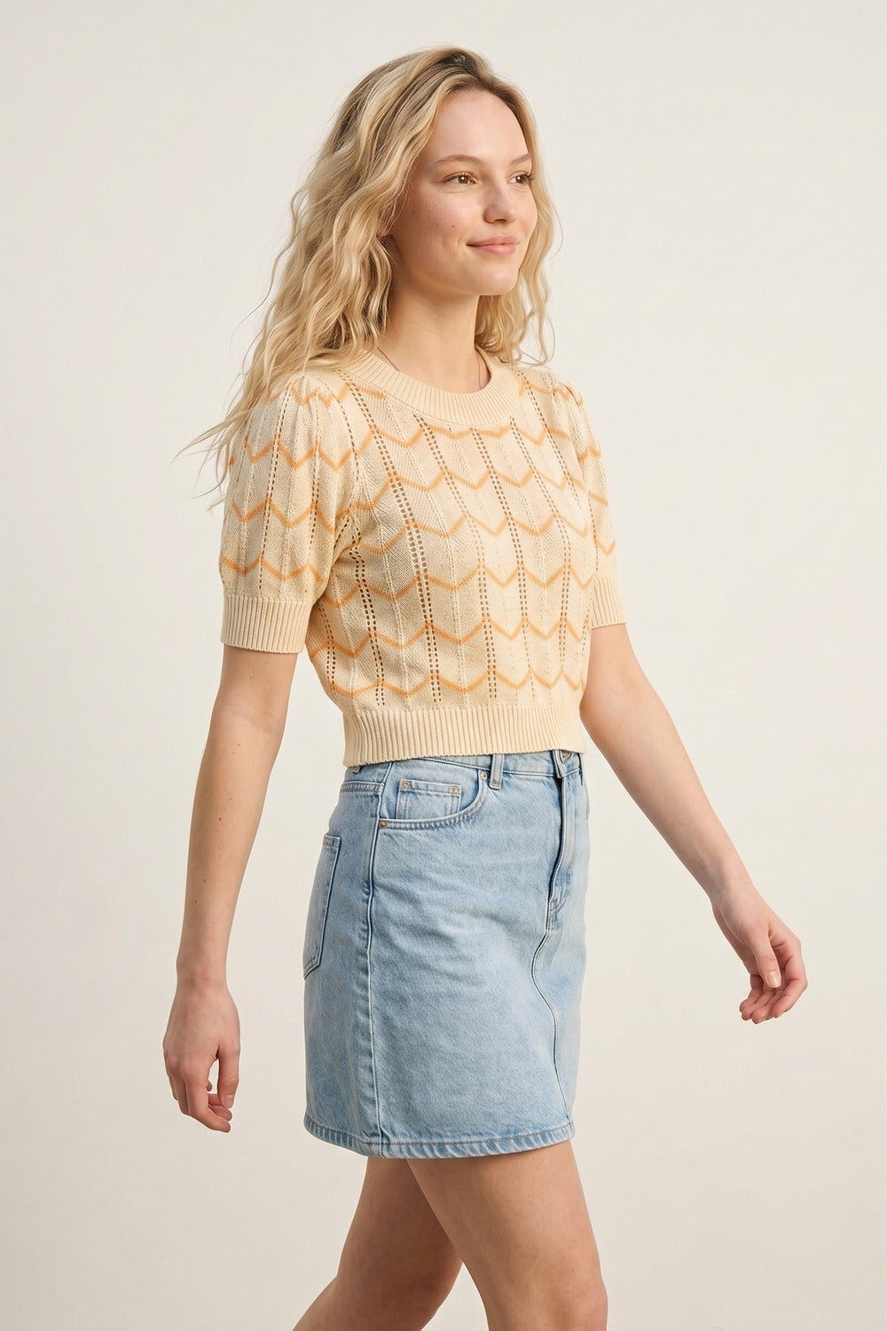Pull court en tricot fin imprimé chevrons jaune clair