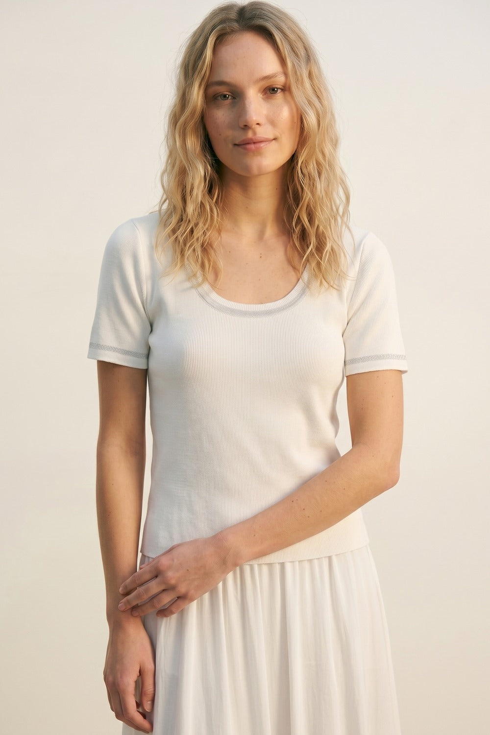 Pull blanc en tricot côtelé à encolure dégagée avec bordure en lurex brillant