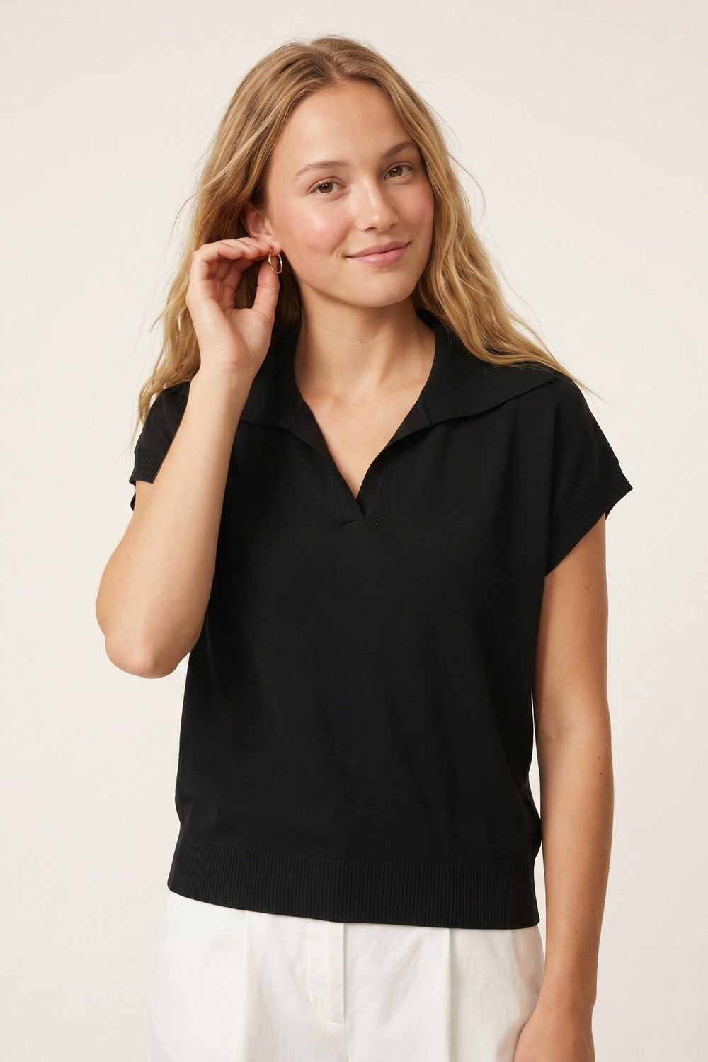 Top noir en maille fine avec col polo ourlet côtelé coupe régulière
