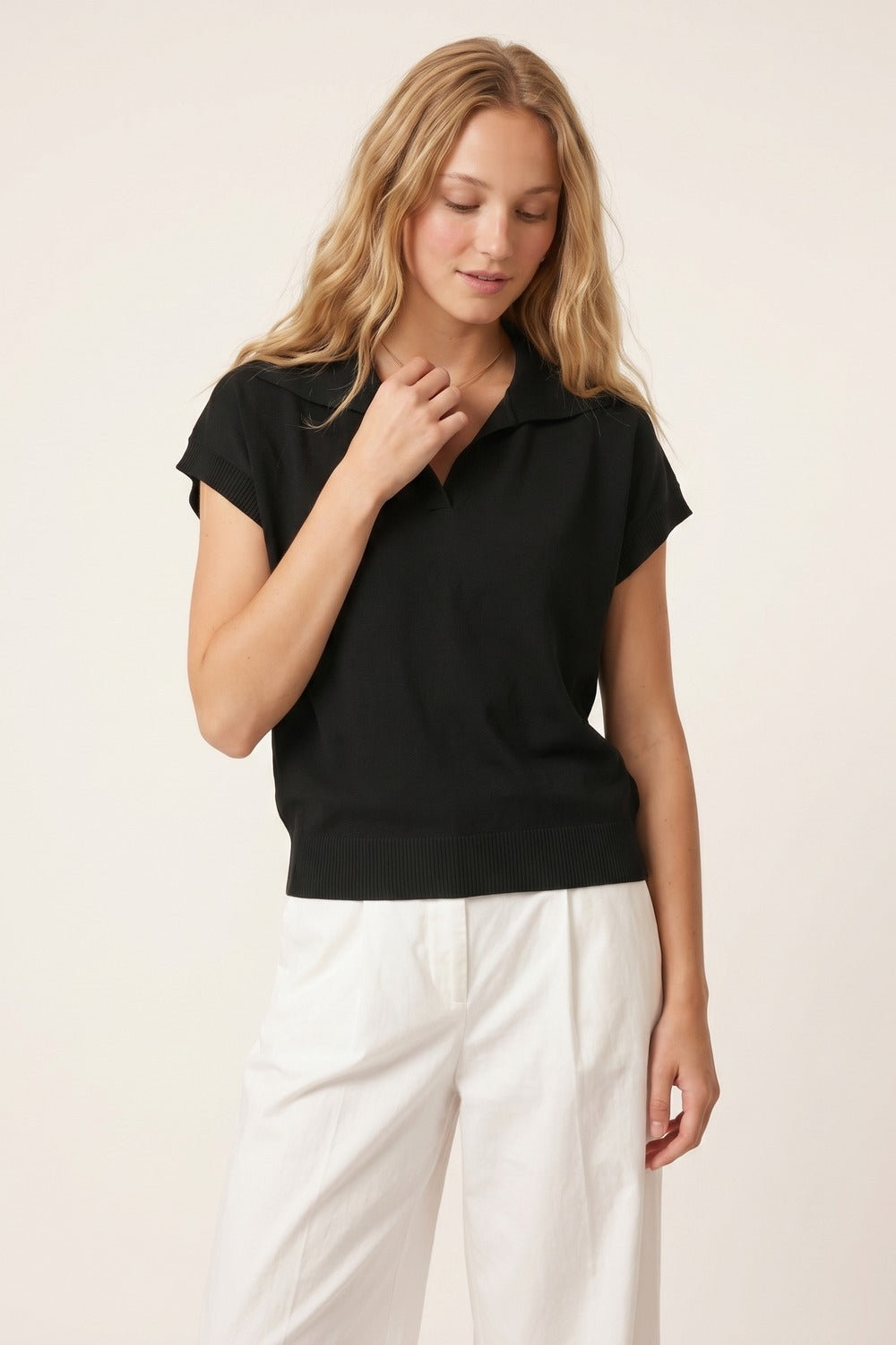Top noir en maille fine avec col polo ourlet côtelé coupe régulière