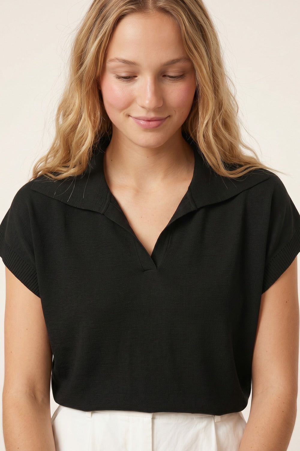 Top noir en maille fine avec col polo ourlet côtelé coupe régulière