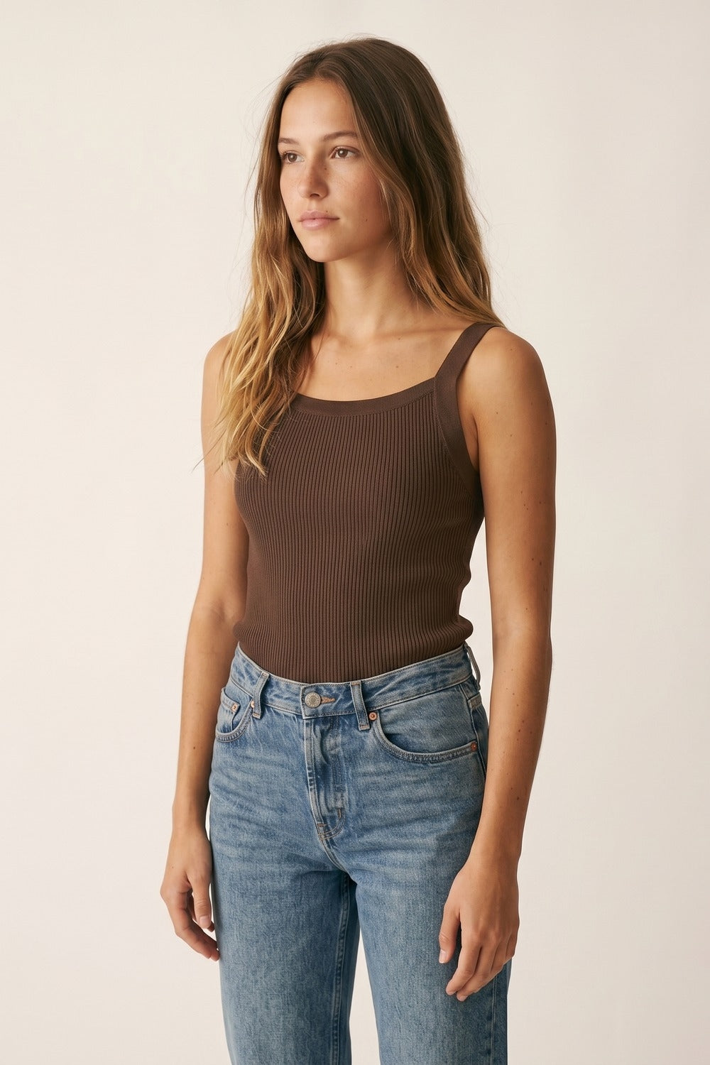 Top en tricot côtelé marron avec larges bretelles