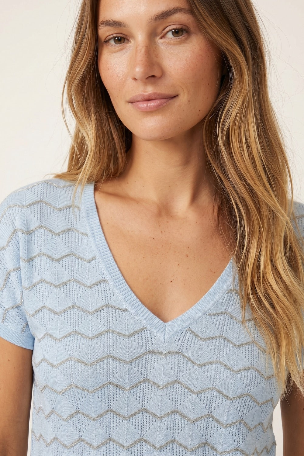 Pull à manches courtes et col en V en maille fine avec motif chevron bleu clair