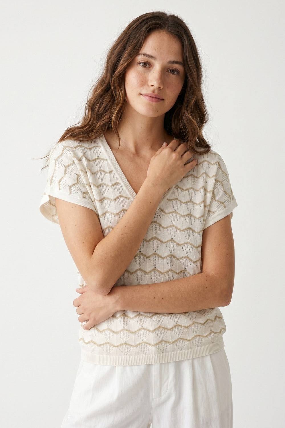 Pull à manches courtes ajusté régulier avec col en V en maille géométrique blanc