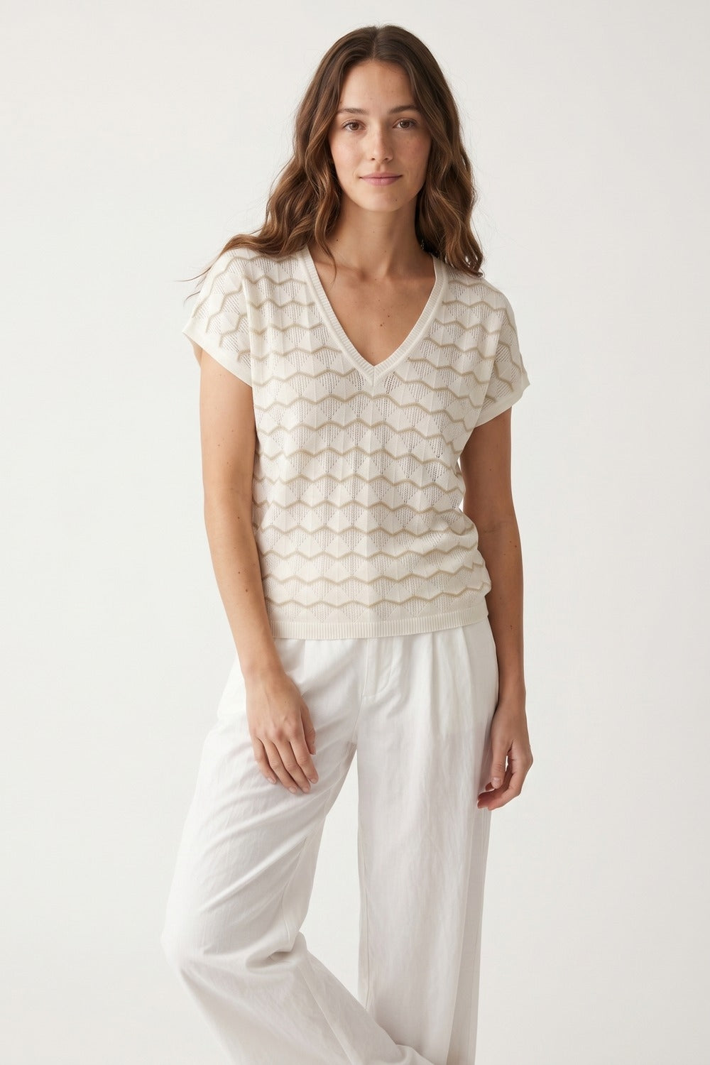 Pull à manches courtes ajusté régulier avec col en V en maille géométrique blanc