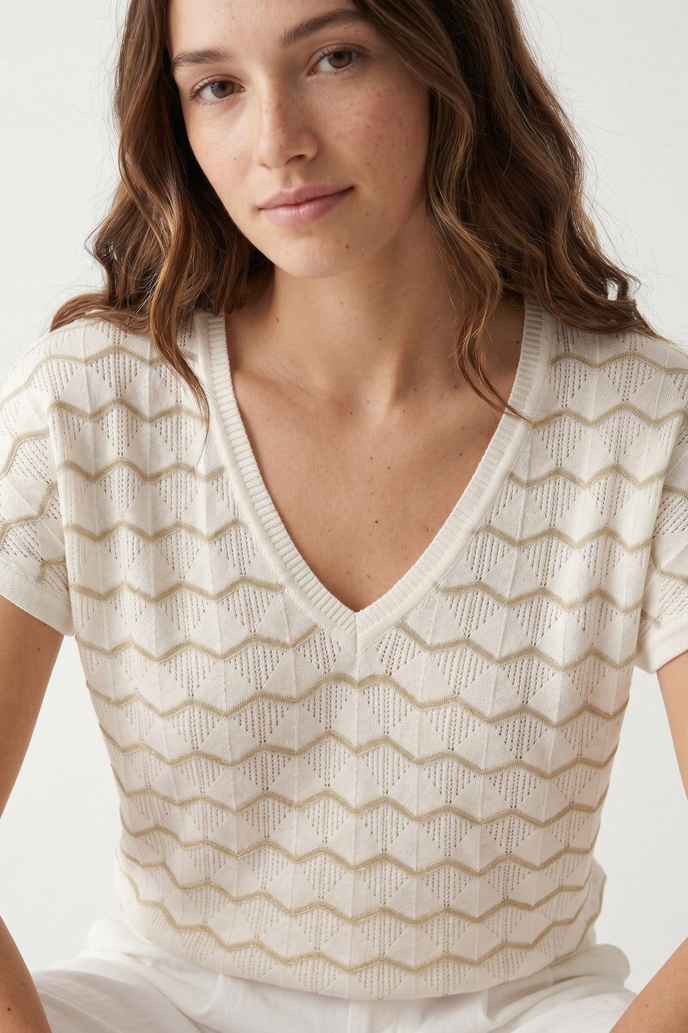 Pull à manches courtes ajusté régulier avec col en V en maille géométrique blanc