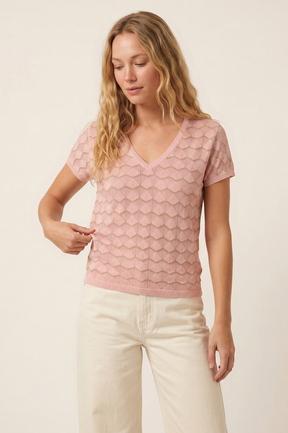 pull à manches courtes en maille fine à chevrons rose pâle avec col en V