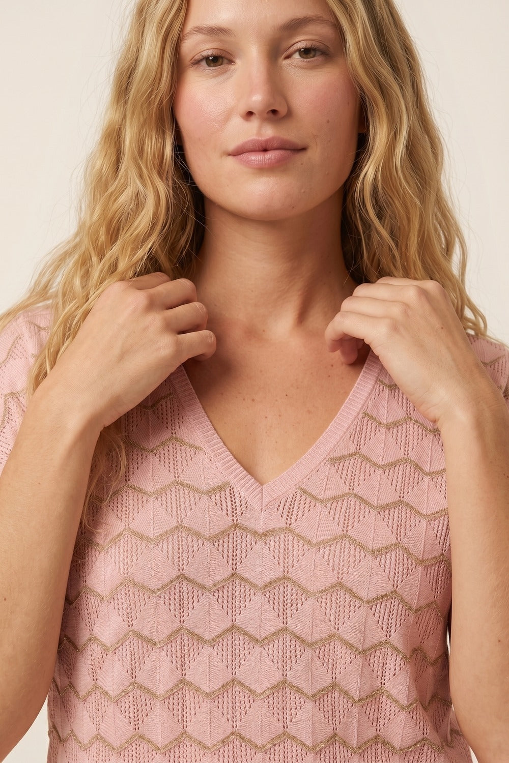 pull à manches courtes en maille fine à chevrons rose pâle avec col en V