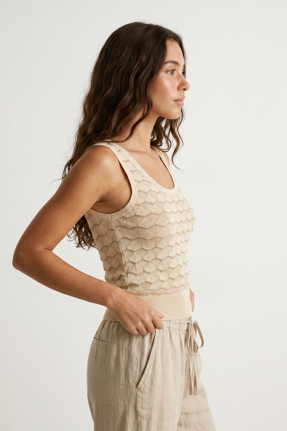 top sans manches texturé beige en maille géométrique