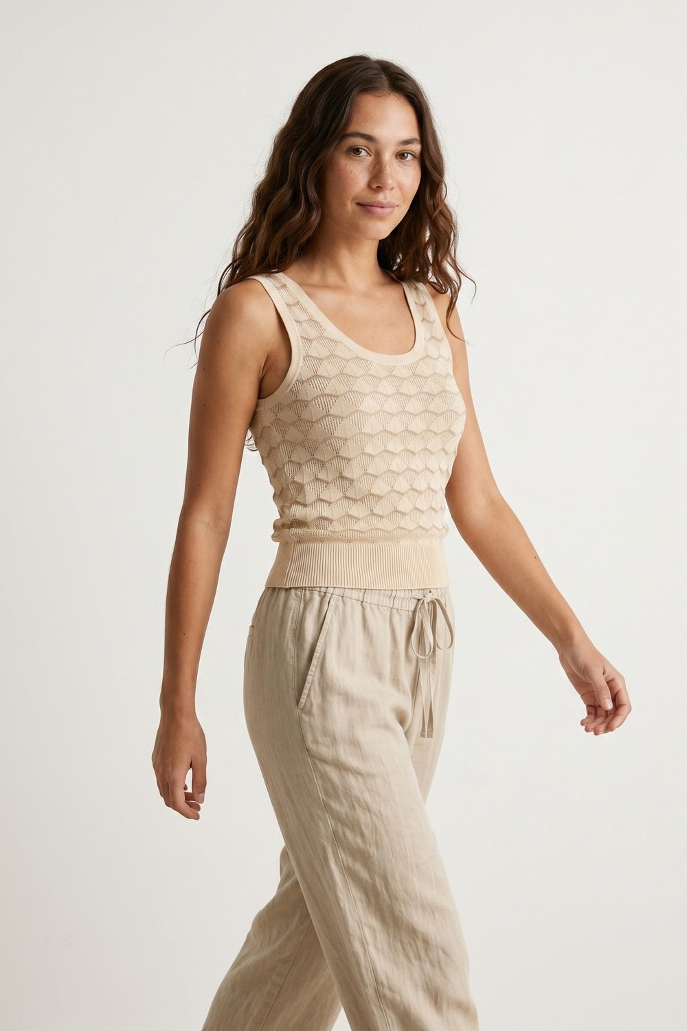 top sans manches texturé beige en maille géométrique