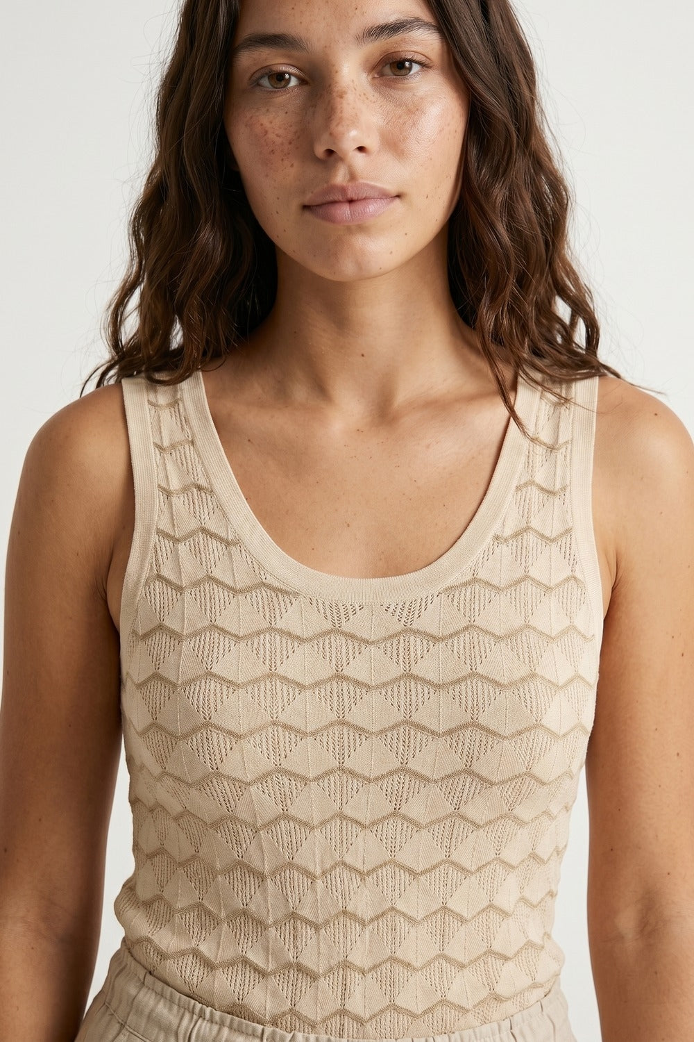 top sans manches texturé beige en maille géométrique