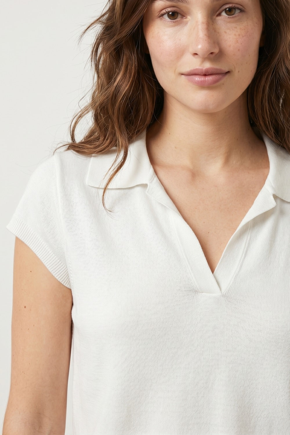 Polo blanc à manches courtes coupe décontractée col en V