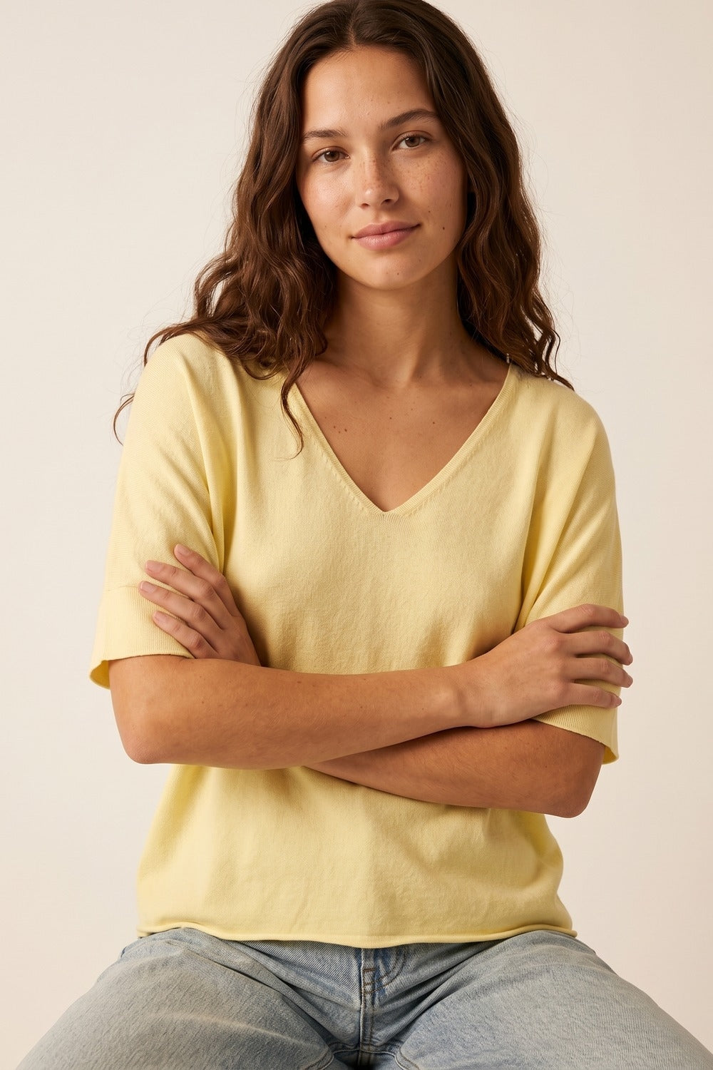 pull jaune beurre à col en V coupe décontractée manches courtes