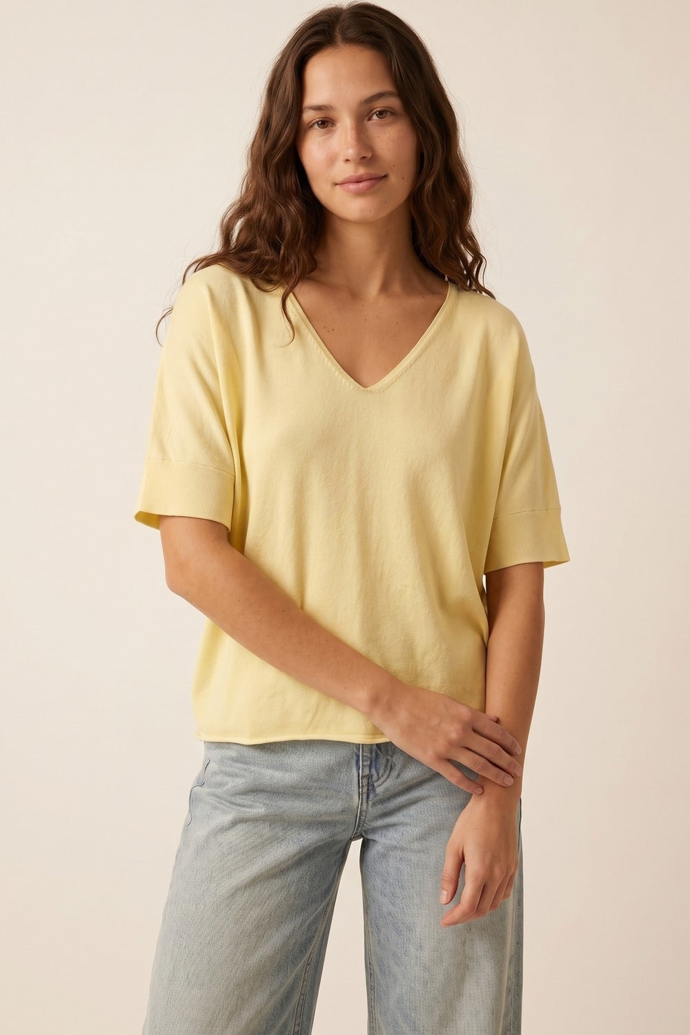 pull jaune beurre à col en V coupe décontractée manches courtes