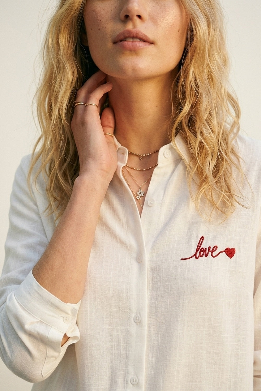 Chemise Blanche à Boutons avec Broderie Rouge "Love"