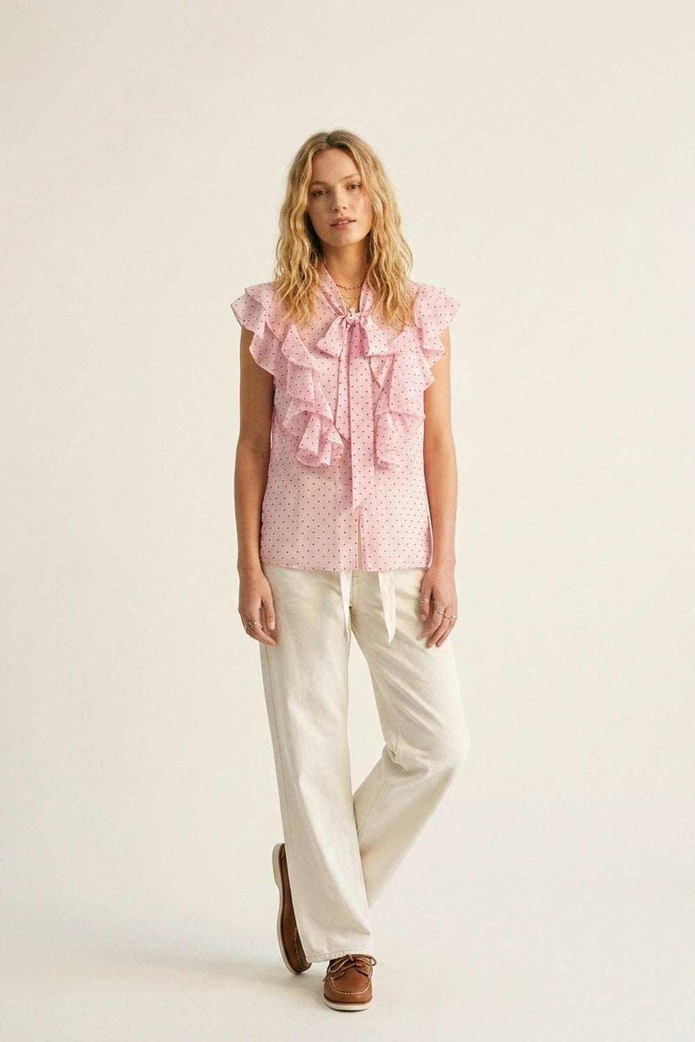 Blouse sans manches en mousseline rose clair à pois avec volants et nœud papillon