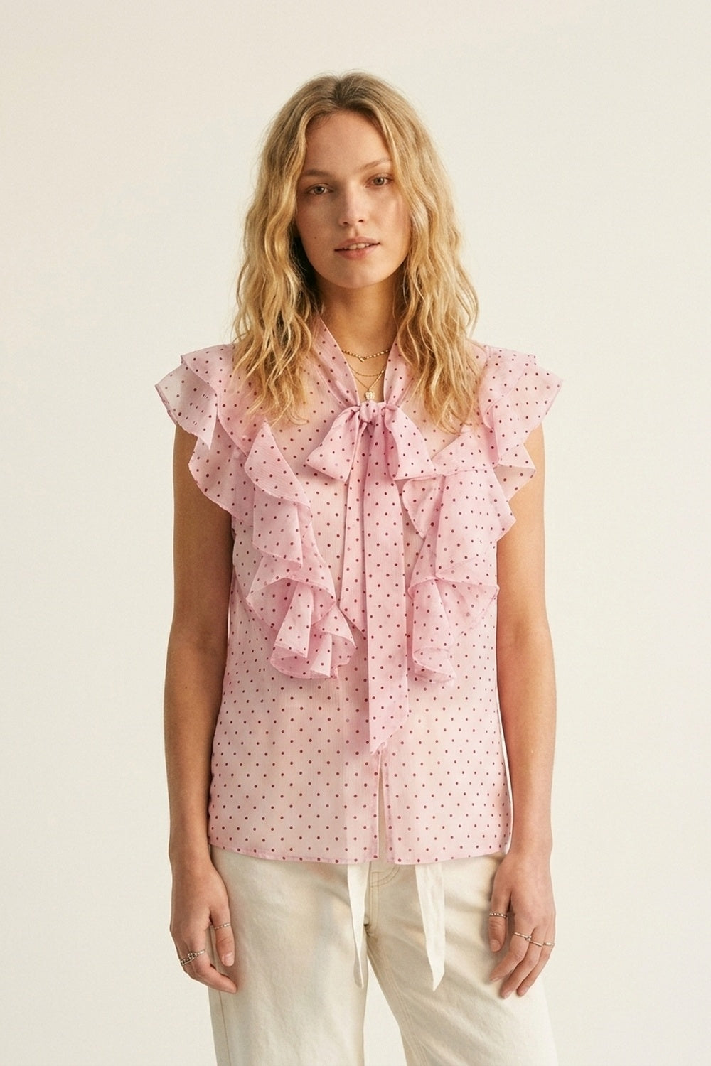 Blouse sans manches en mousseline rose clair à pois avec volants et nœud papillon