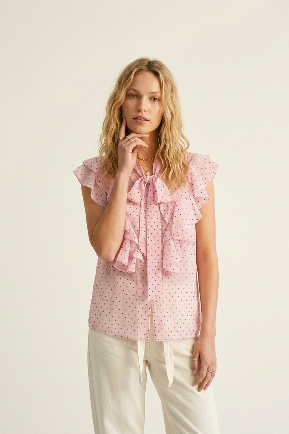 Blouse sans manches en mousseline rose clair à pois avec volants et nœud papillon