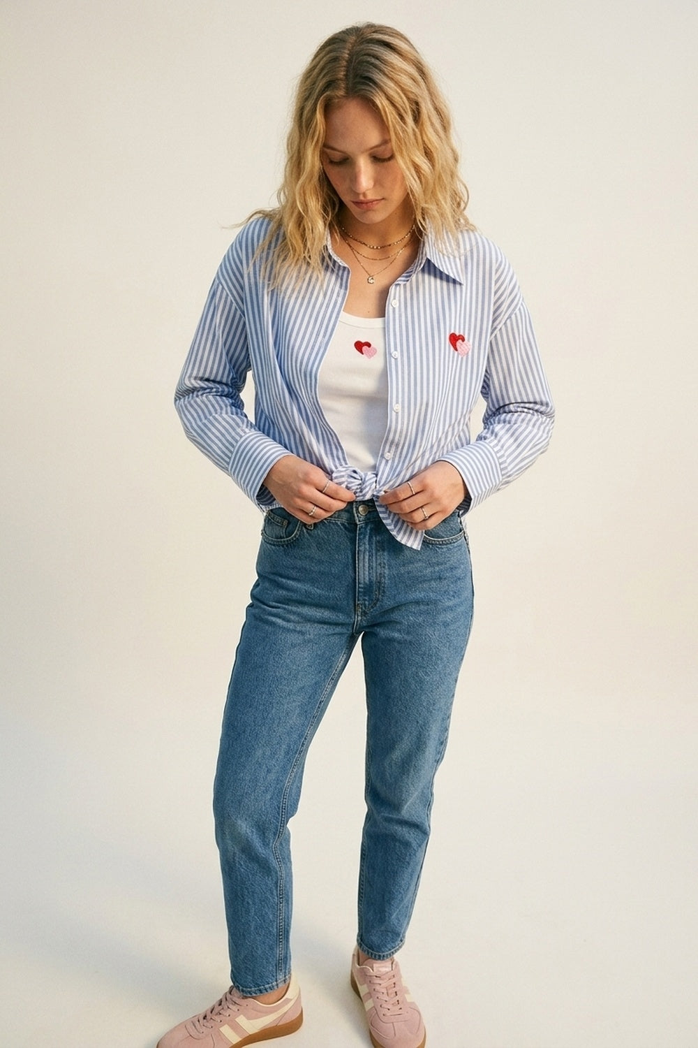 Ensemble de deux pièces : t-shirt et chemise avec cœur brodé en coton à rayures bleues