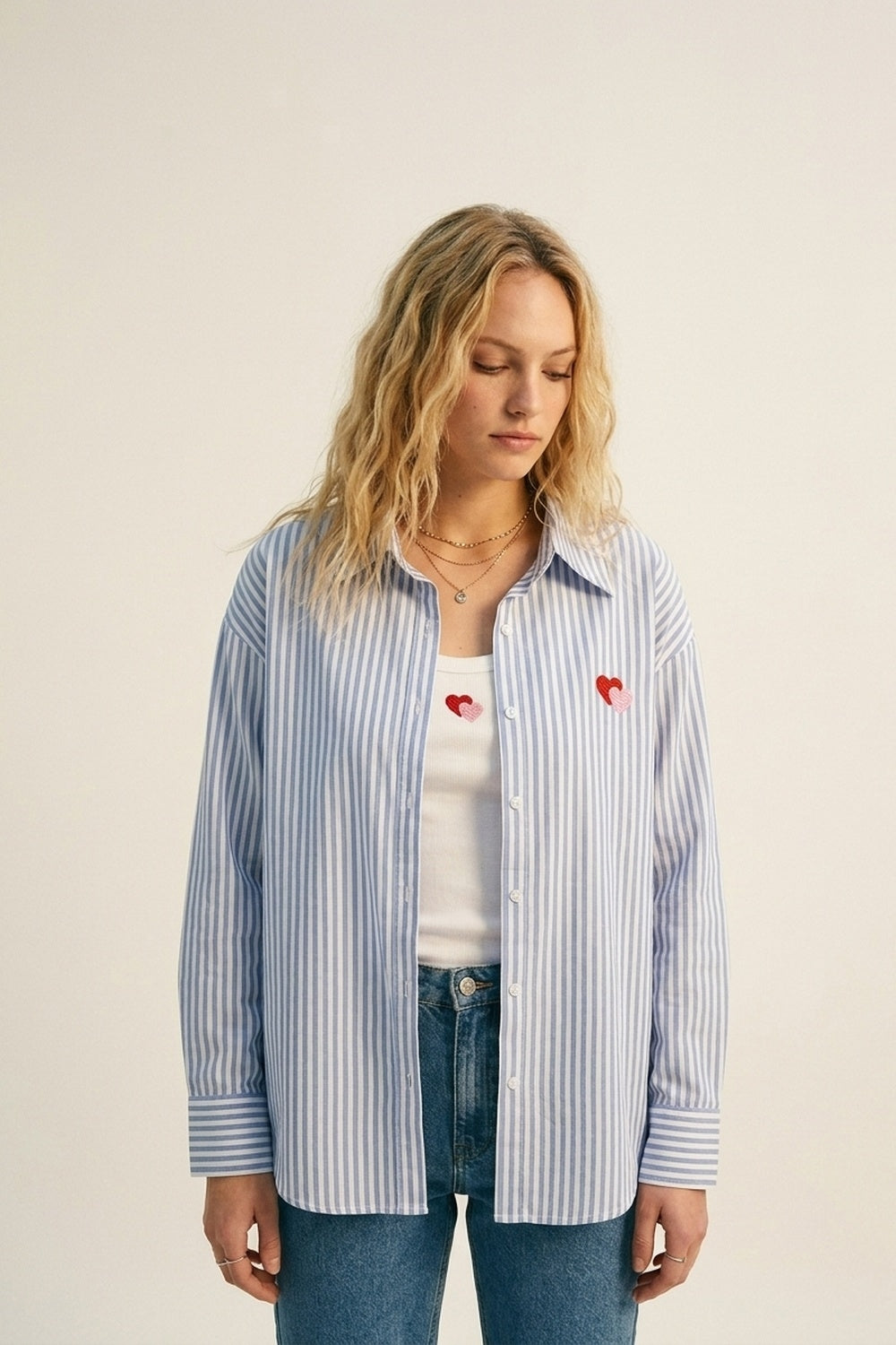 Ensemble de deux pièces : t-shirt et chemise avec cœur brodé en coton à rayures bleues