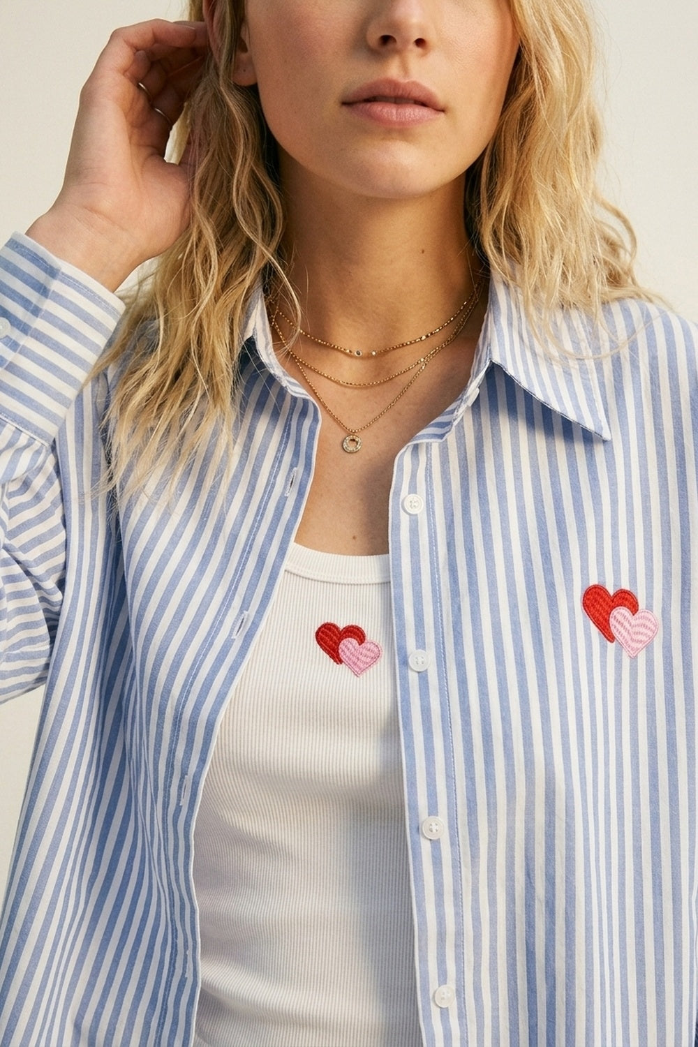 Ensemble de deux pièces : t-shirt et chemise avec cœur brodé en coton à rayures bleues