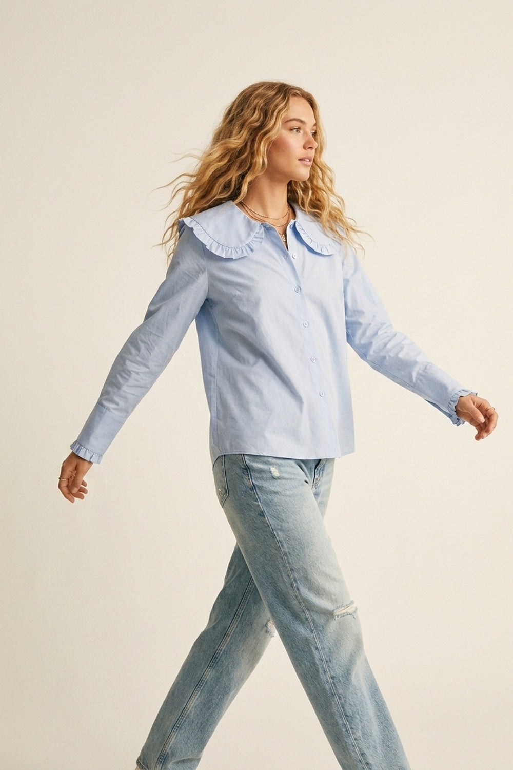 Chemise à manches longues à col à volants en popeline bleu clair coupe classique
