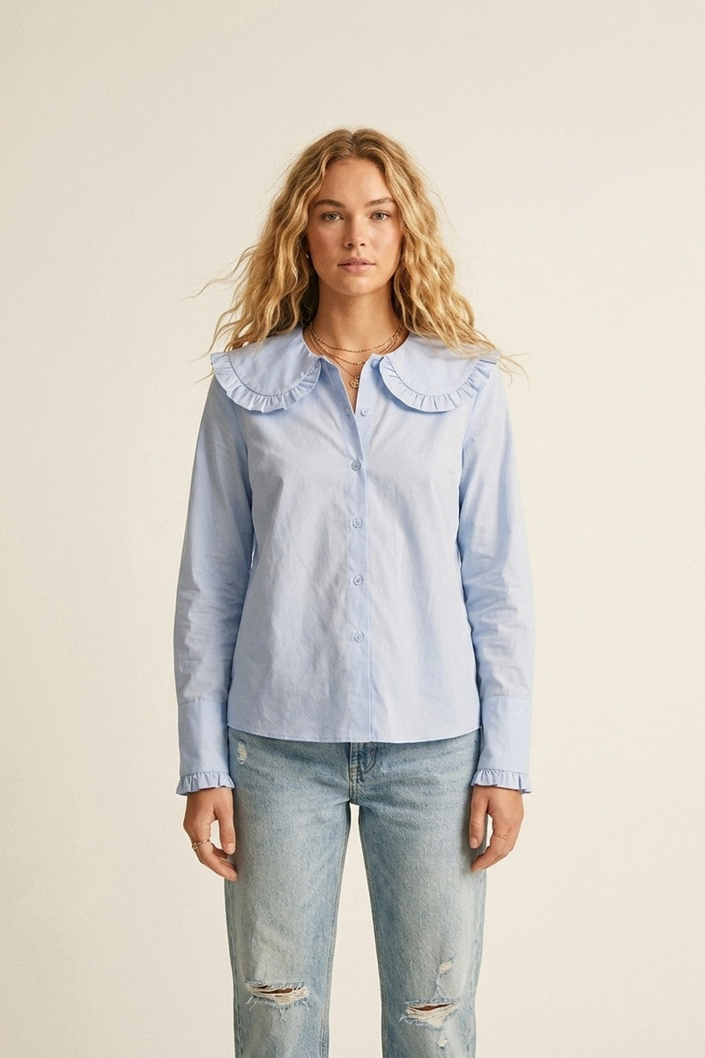 Chemise à manches longues à col à volants en popeline bleu clair coupe classique