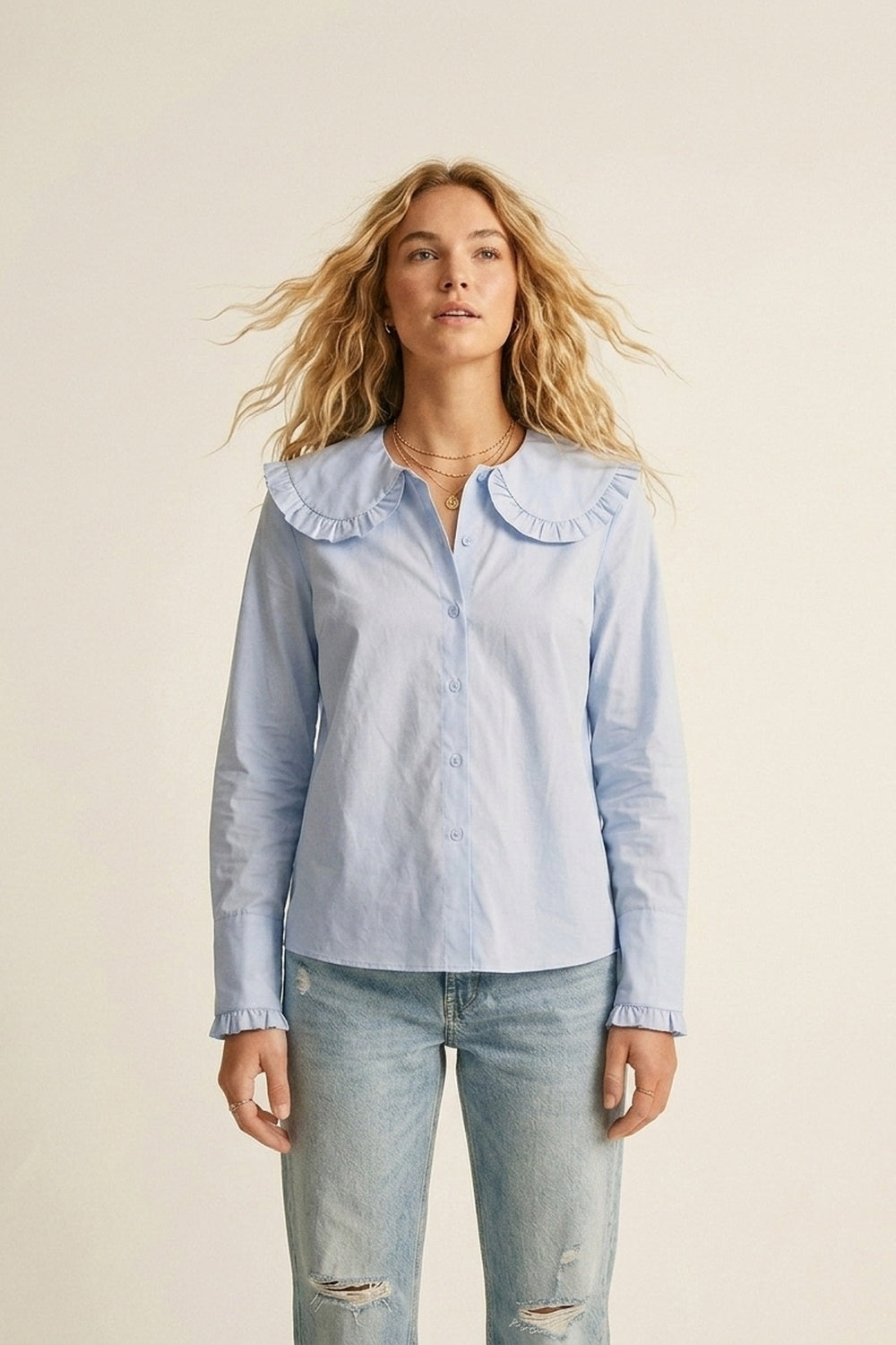 Chemise à manches longues à col à volants en popeline bleu clair coupe classique