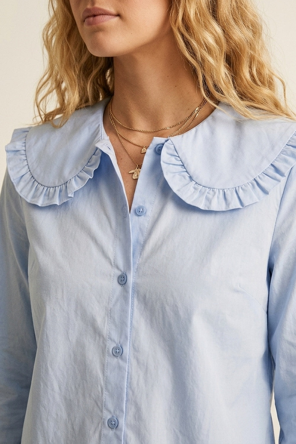 Chemise à manches longues à col à volants en popeline bleu clair coupe classique