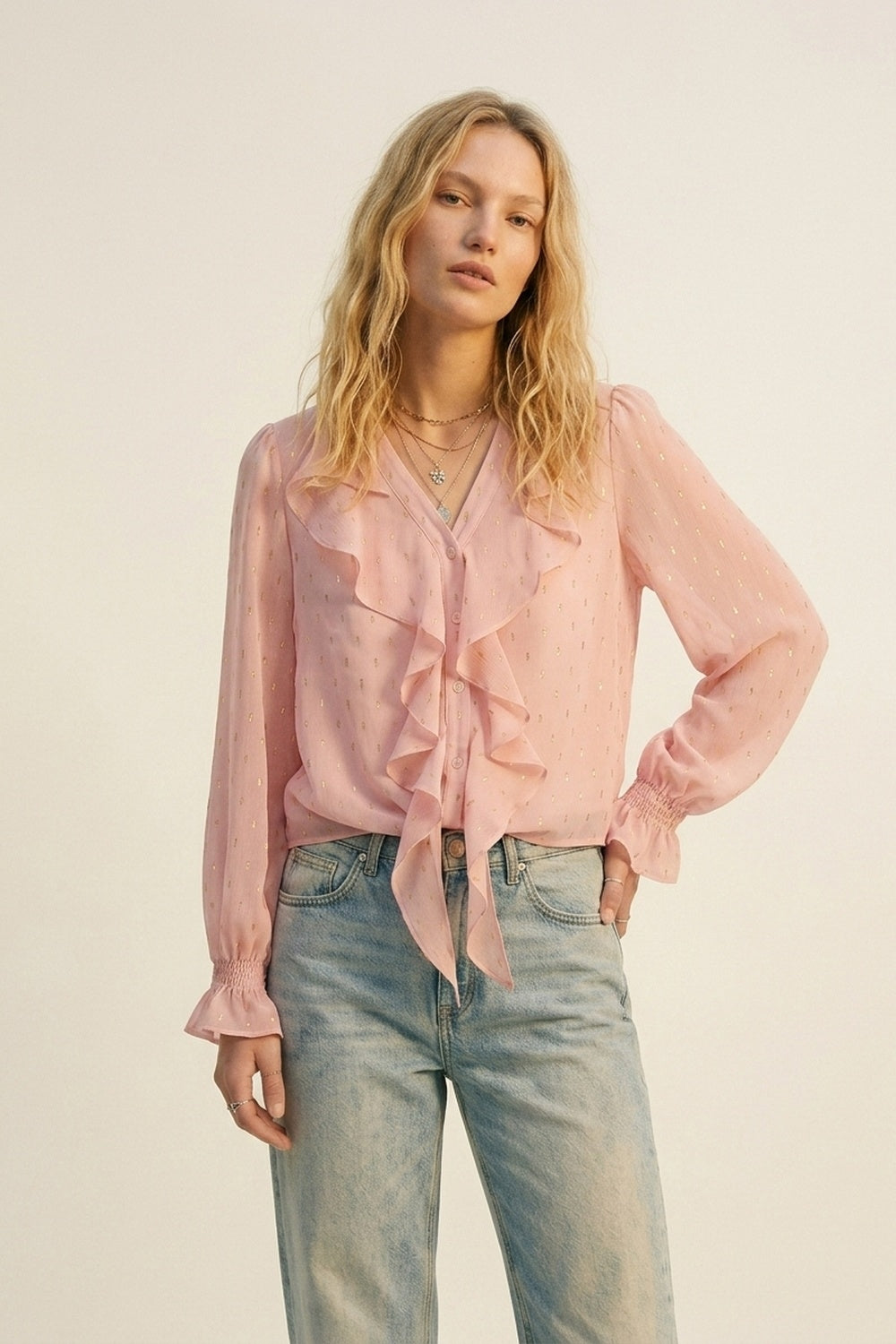 Blouse à boutons en mousseline à volants et pois dorés en rose clair