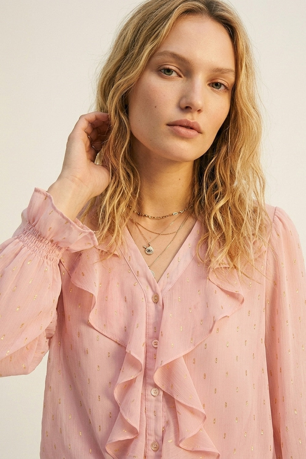 Blouse à boutons en mousseline à volants et pois dorés en rose clair