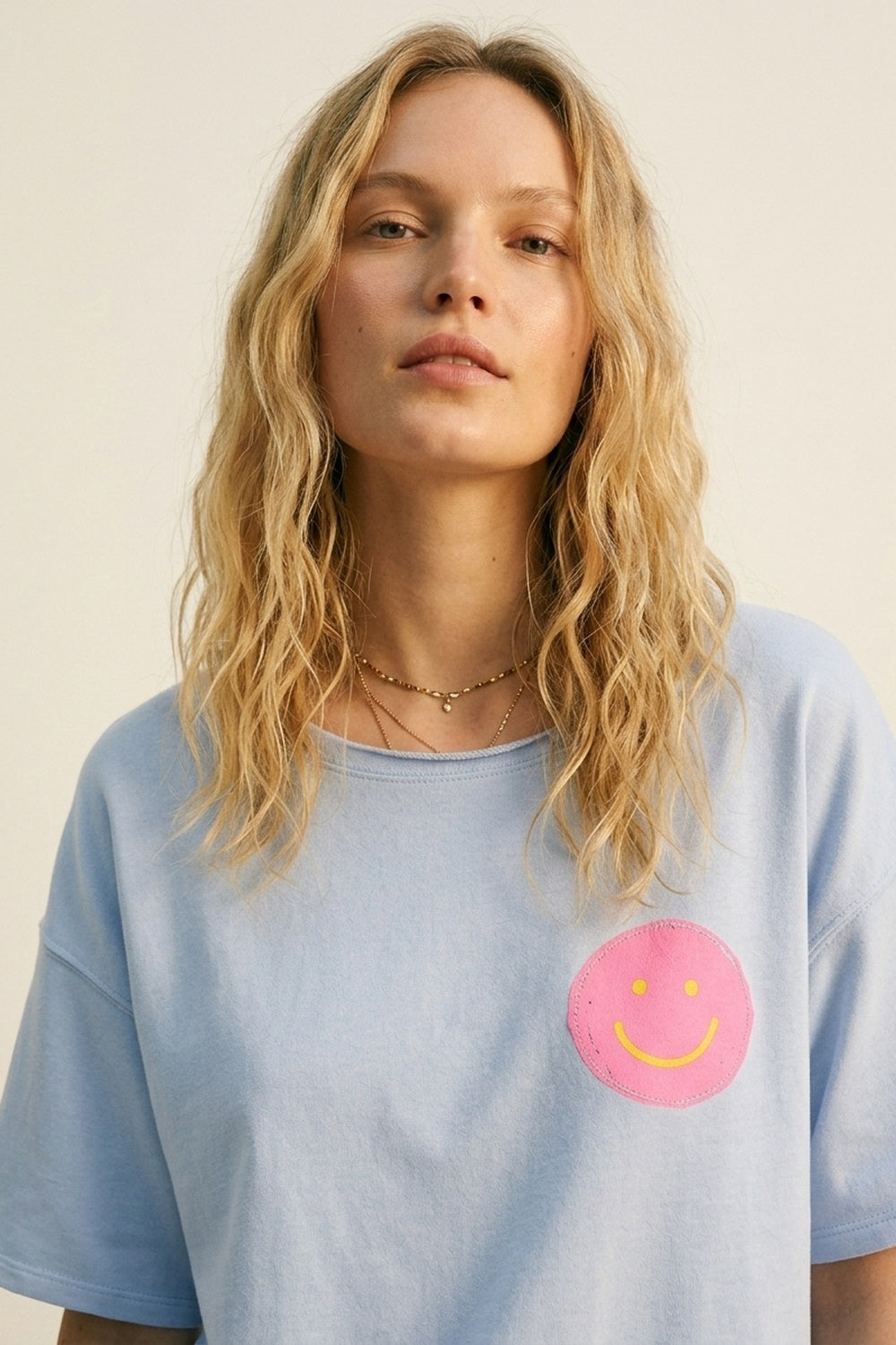 Sweat-shirt bleu clair coupe décontractée avec Smiley rose