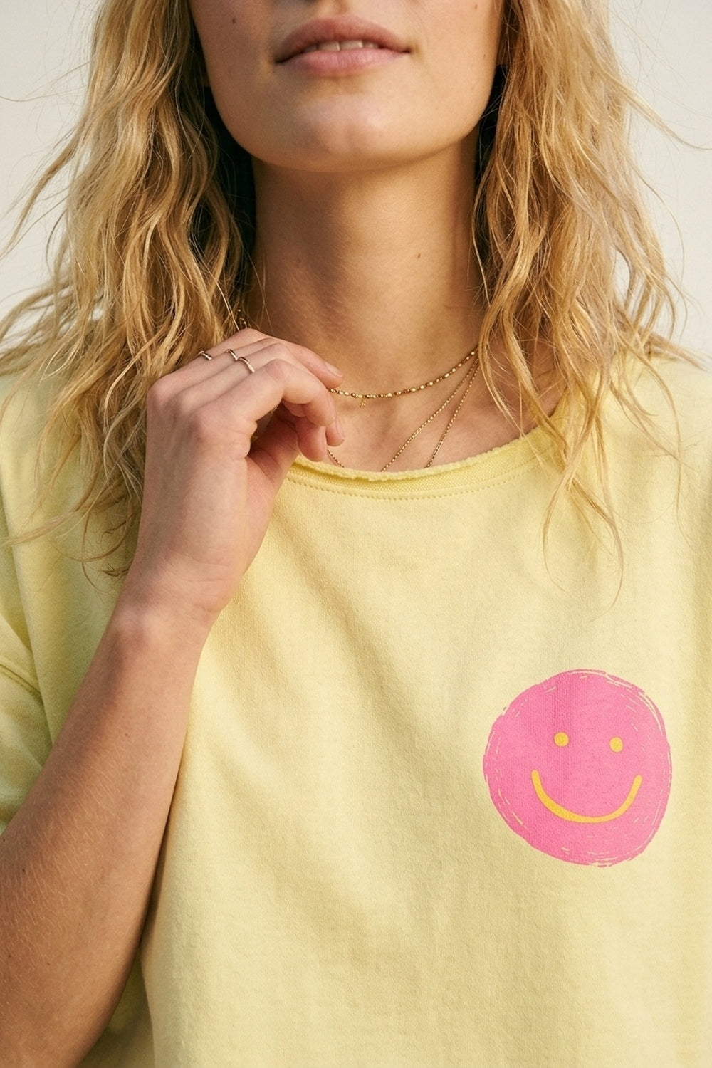 Sweat-shirt en coton jaune coupe décontractée avec écusson sourire
