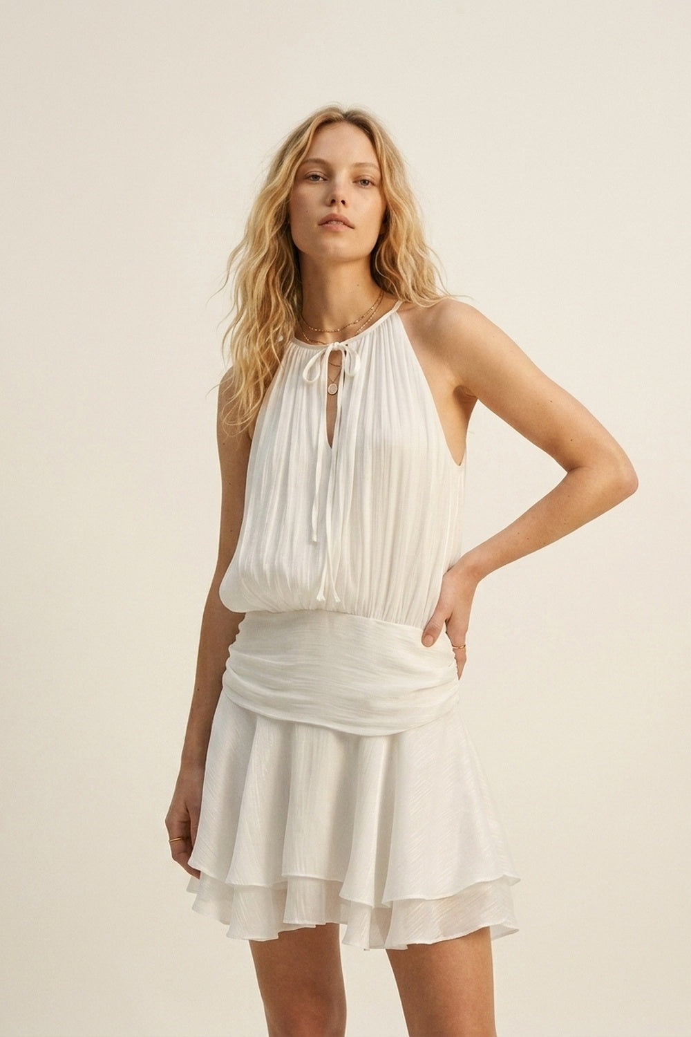 Robe blanche à col licou plissé avec volant en tissu de chiffon brillant