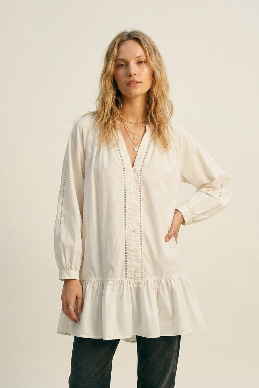 Robe paysanne en popeline de coton légère en blanc avec ourlet à volants