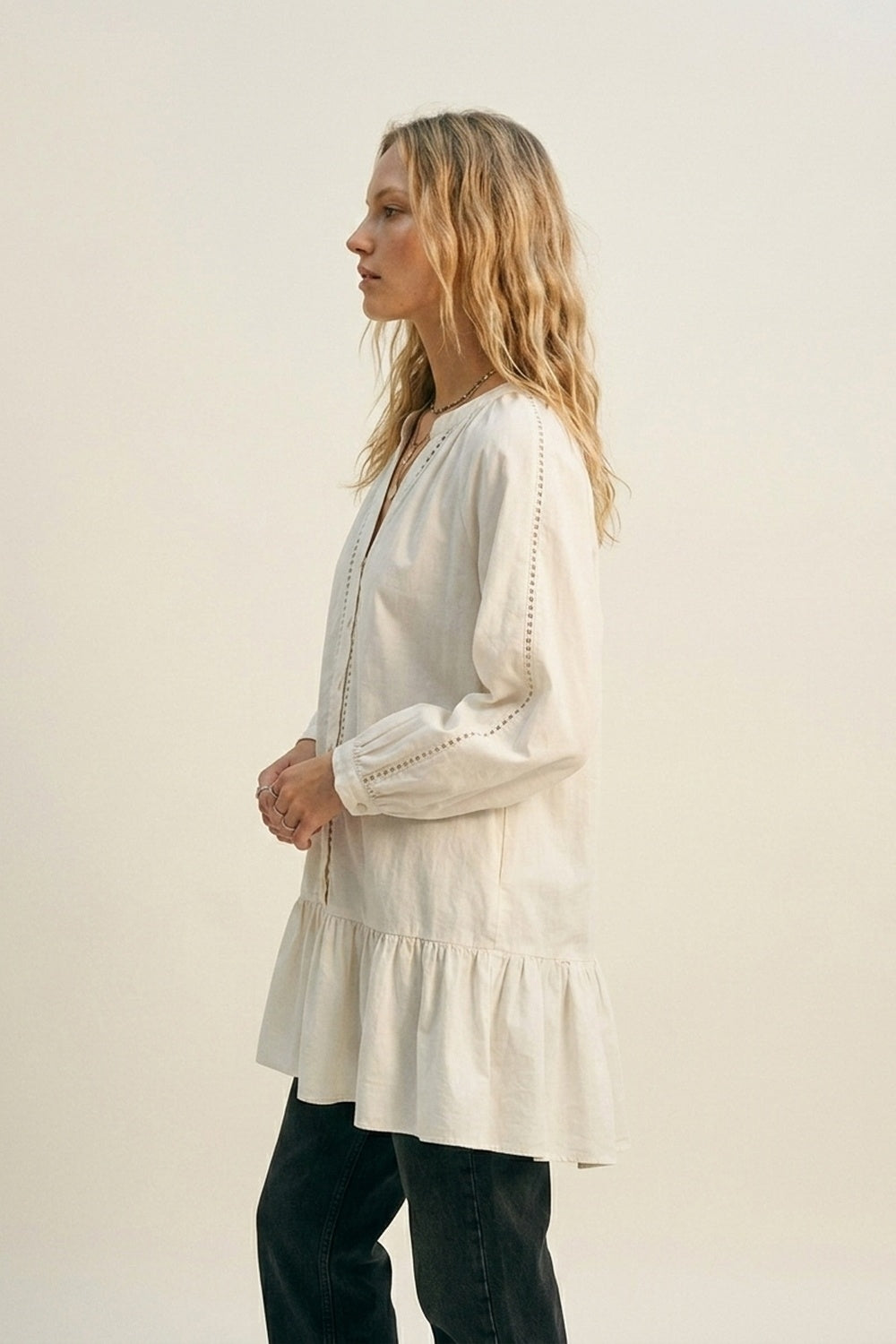 Robe paysanne en popeline de coton légère en blanc avec ourlet à volants