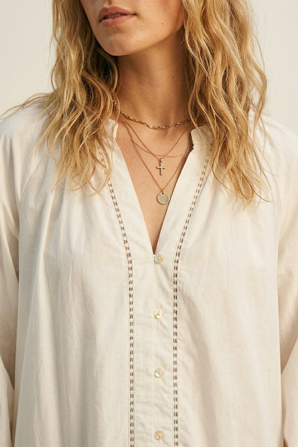 Robe paysanne en popeline de coton légère en blanc avec ourlet à volants