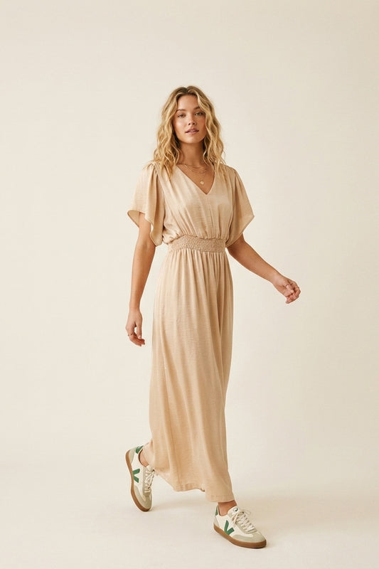 Combinaison beige en satin à encolure en V et taille définie