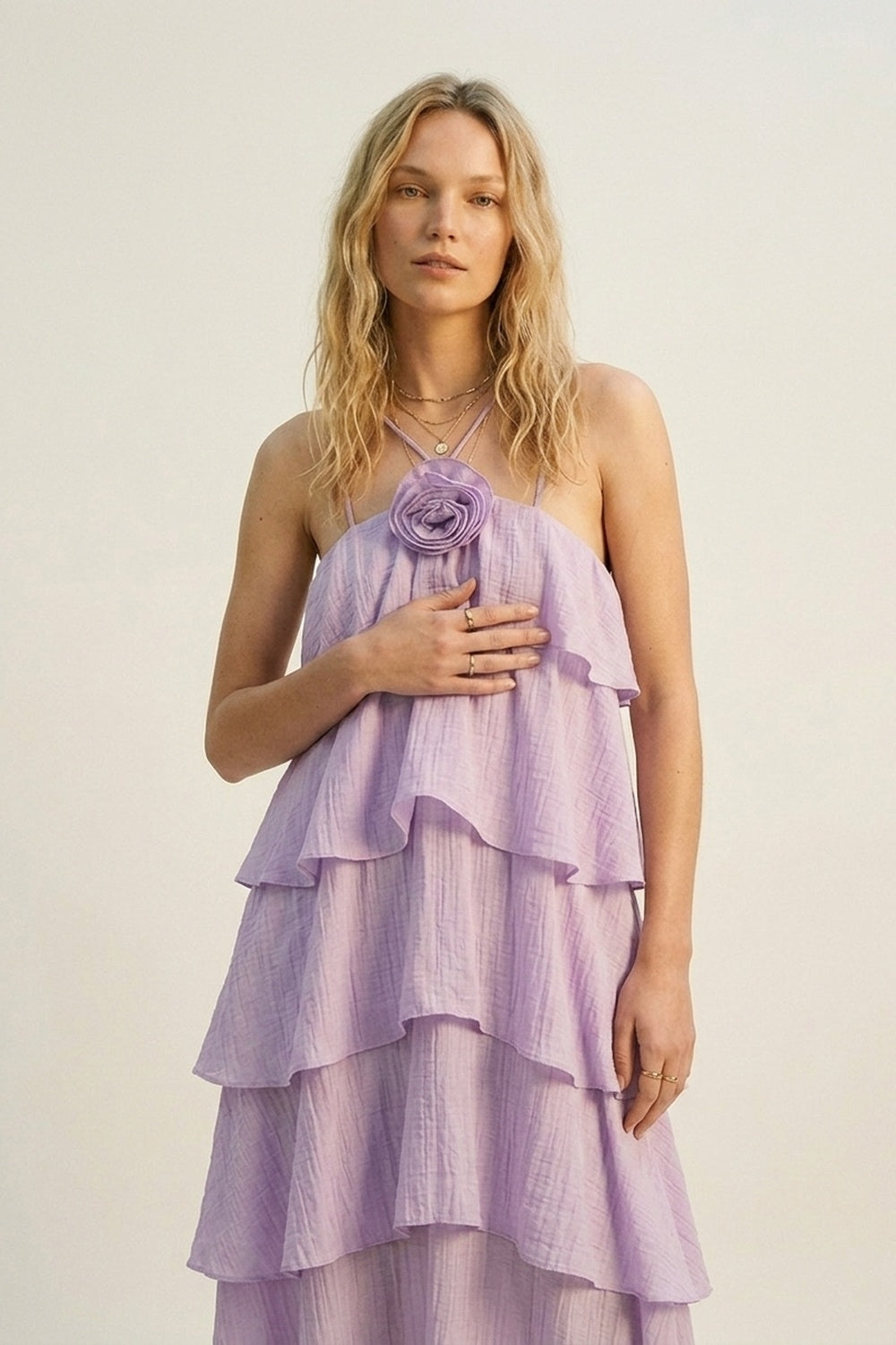 Robe Maxi Lilas à Volants Plissés en Tissu Tissé avec Détail de Rose