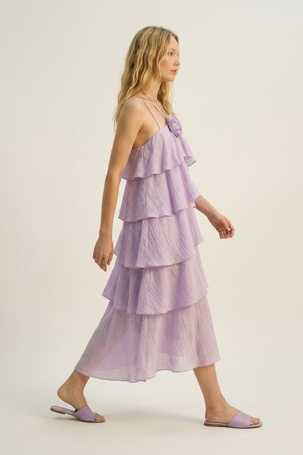 Robe Maxi Lilas à Volants Plissés en Tissu Tissé avec Détail de Rose