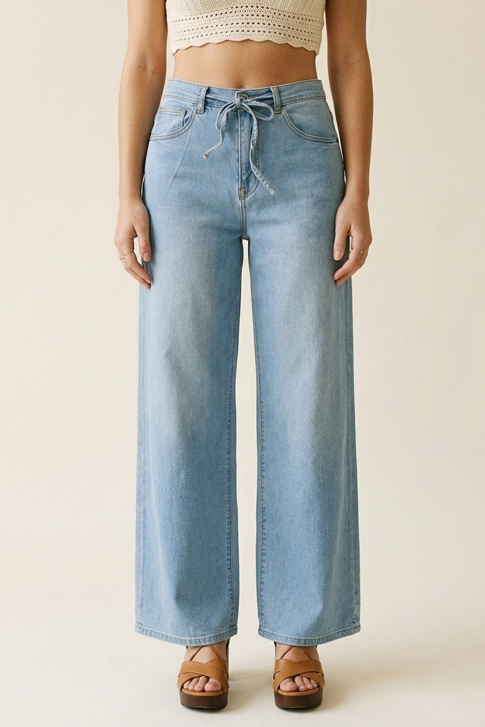 Pantalon en denim à jambe large bleu clair avec taille à cordon de serrage