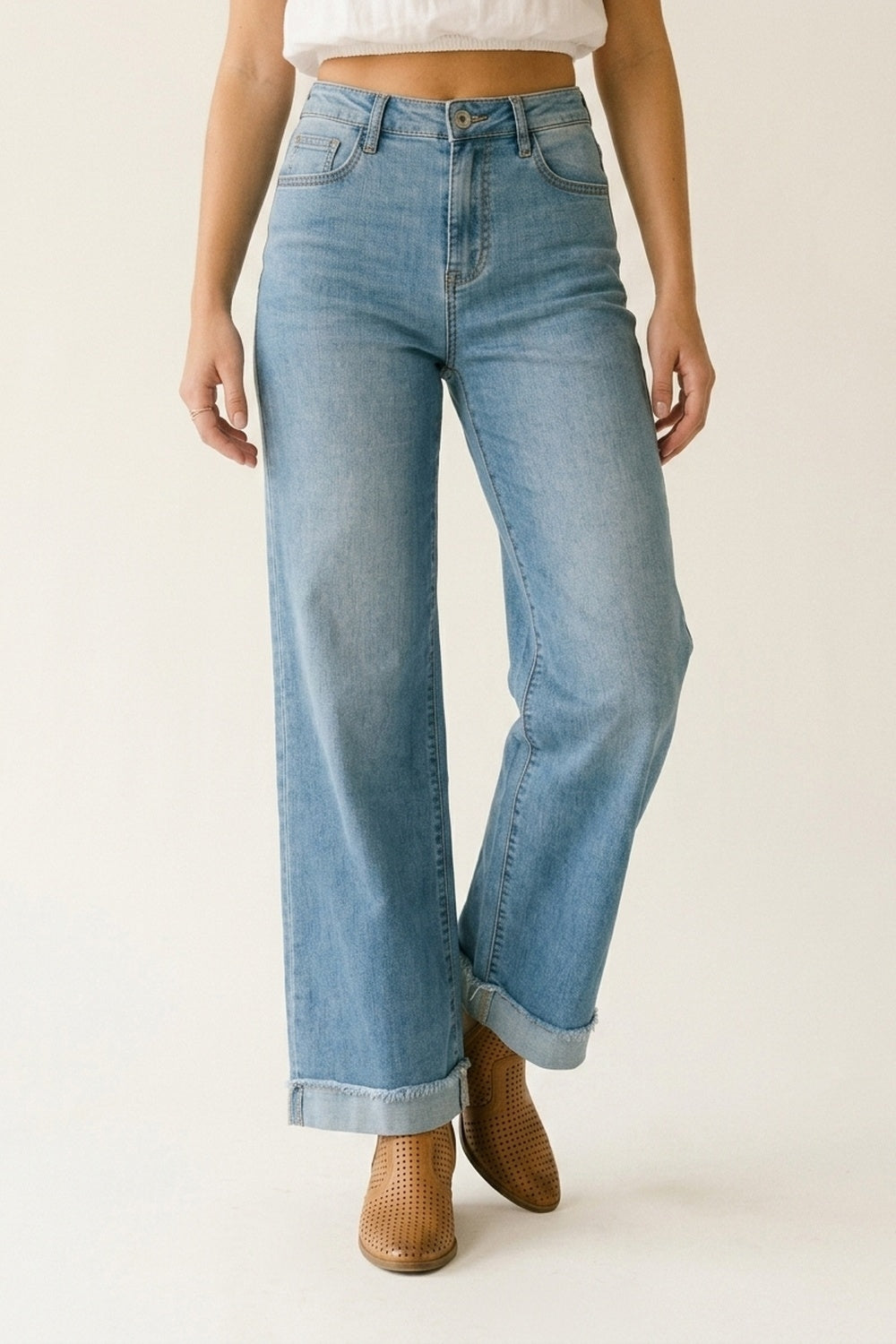 Jean en denim à jambe large et ourlet à revers bleu clair