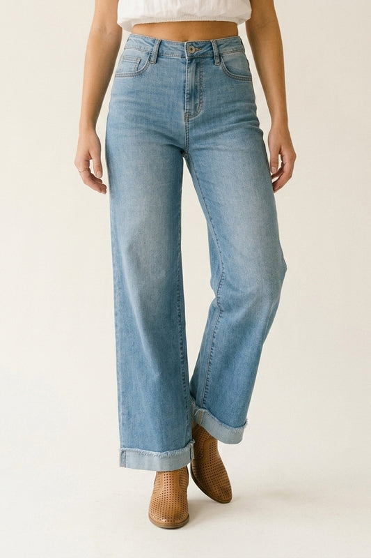 Jean en denim à jambe large et ourlet à revers bleu clair