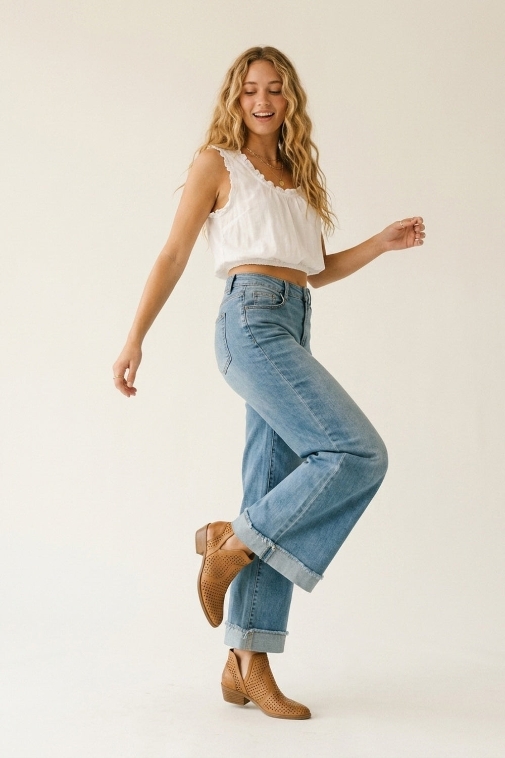 Jean en denim à jambe large et ourlet à revers bleu clair