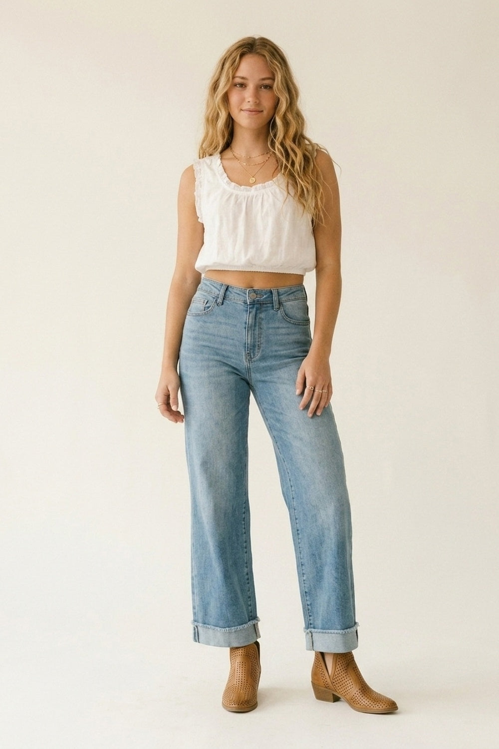 Jean en denim à jambe large et ourlet à revers bleu clair