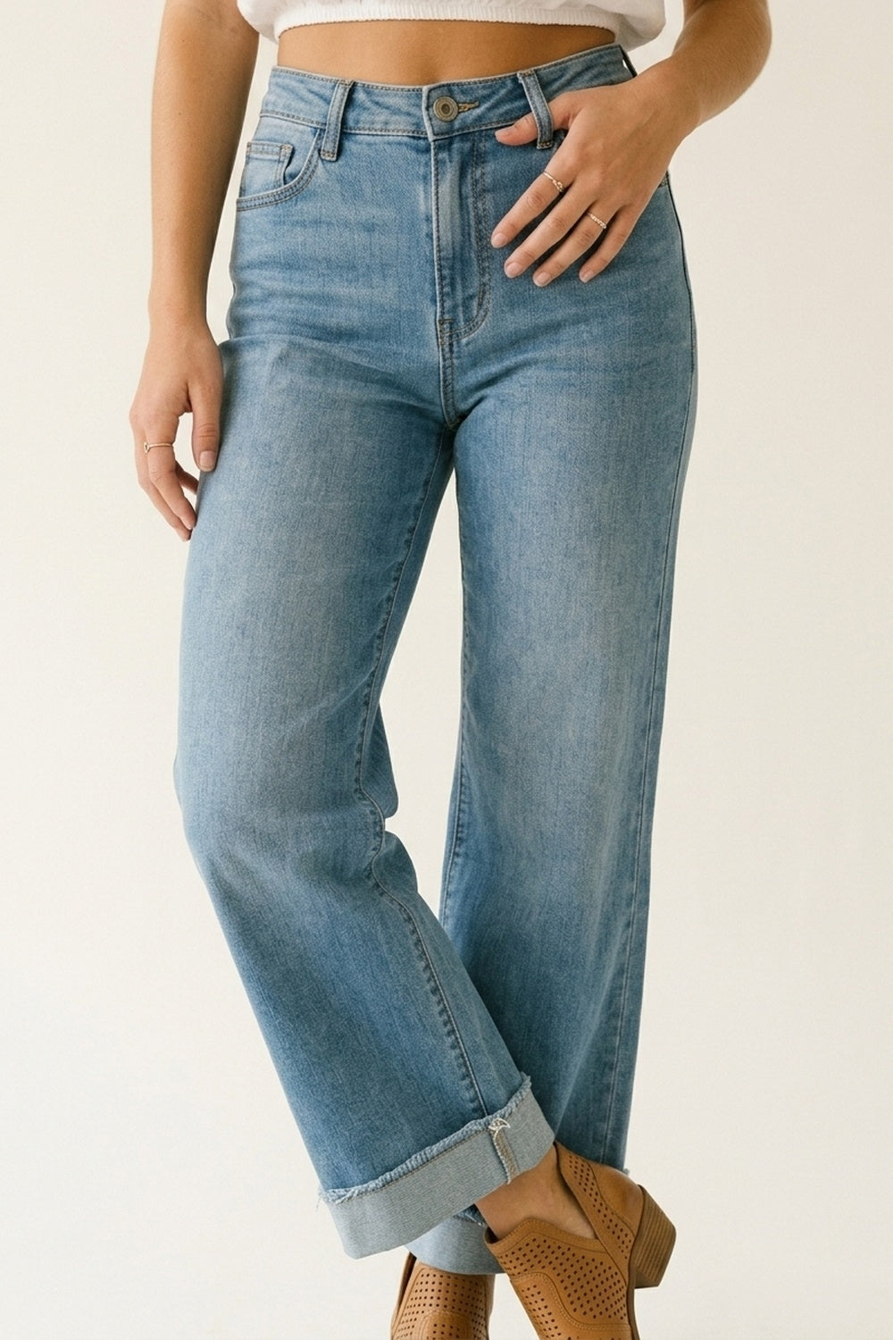 Jean en denim à jambe large et ourlet à revers bleu clair