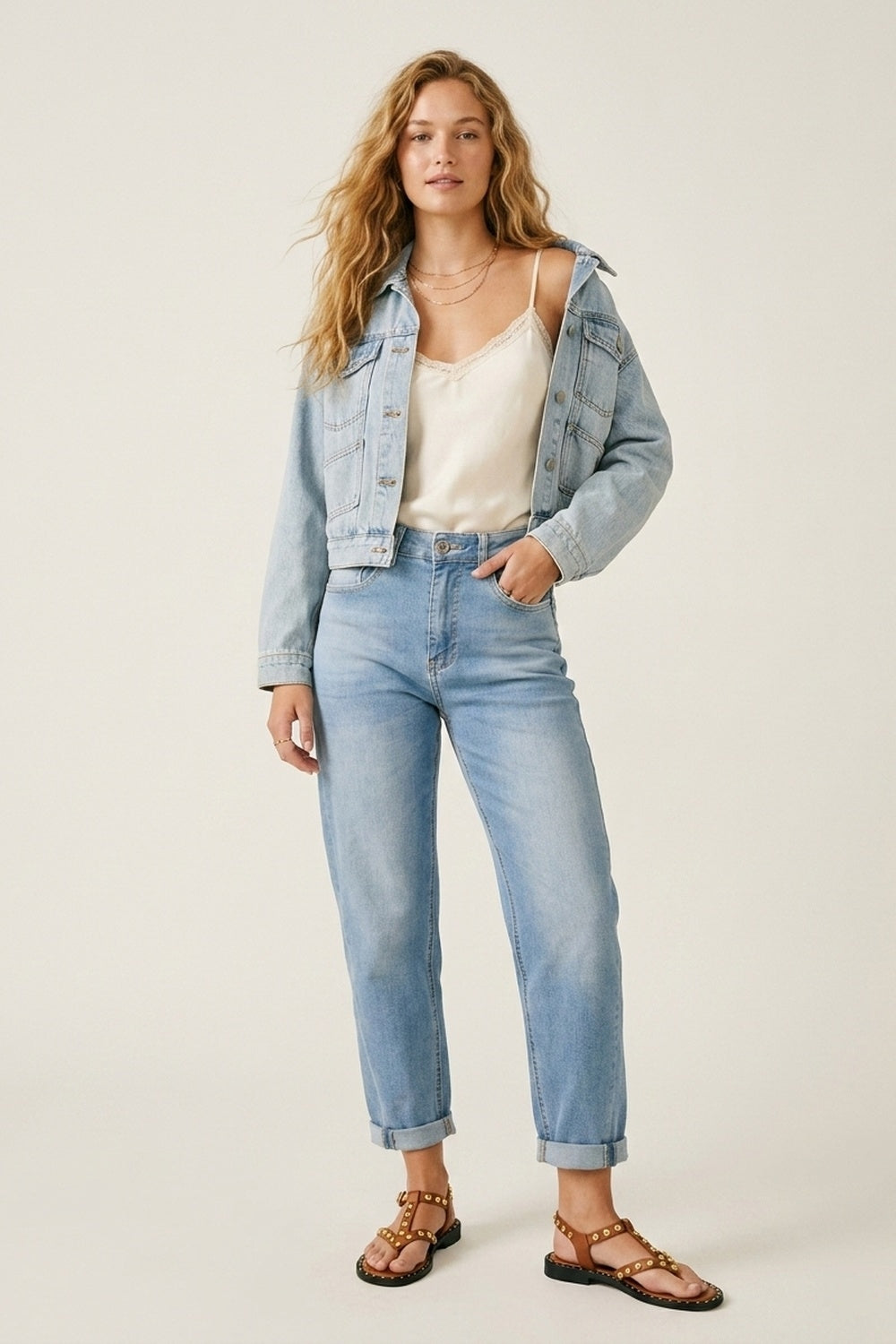 Jean mom style en denim bleu clair à coupe ajustée longueur cheville